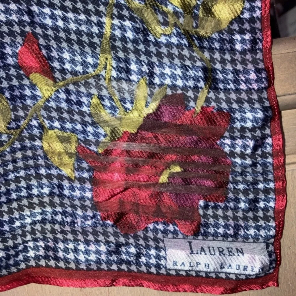 Ralph Lauren Houndstooth Rose 100% Printed Silk Blue Red Scarf Purse Tie 21”x21”
